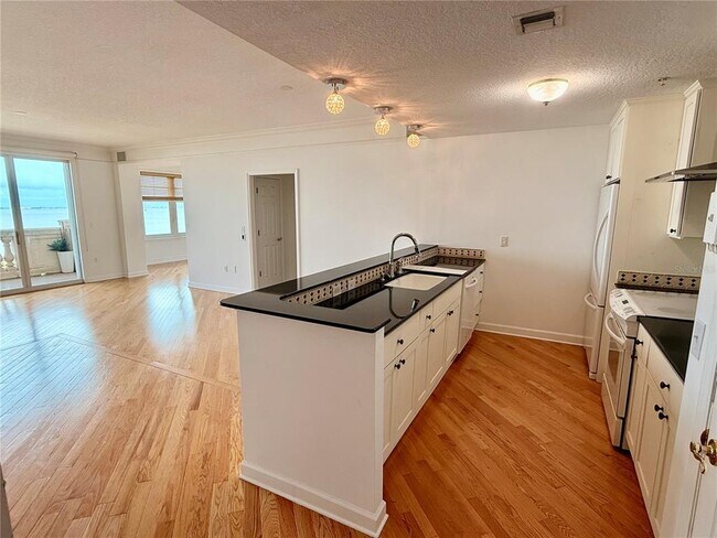 Building Photo - 750 N Tamiami Trl