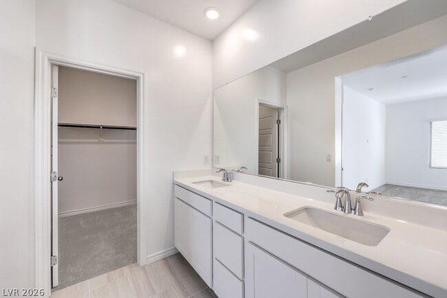 Building Photo - 600 N Carriage Hill Dr