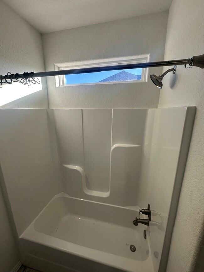 Building Photo - 1021 Lakeview Dr