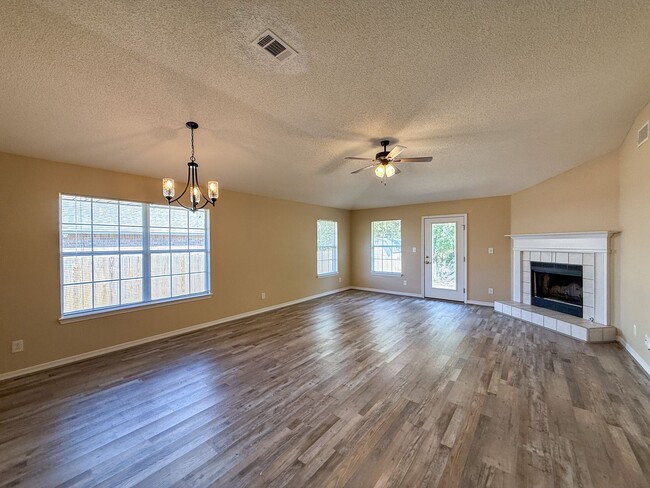 Building Photo - 3 Bedroom 2 Bath Brick Home in Milton!