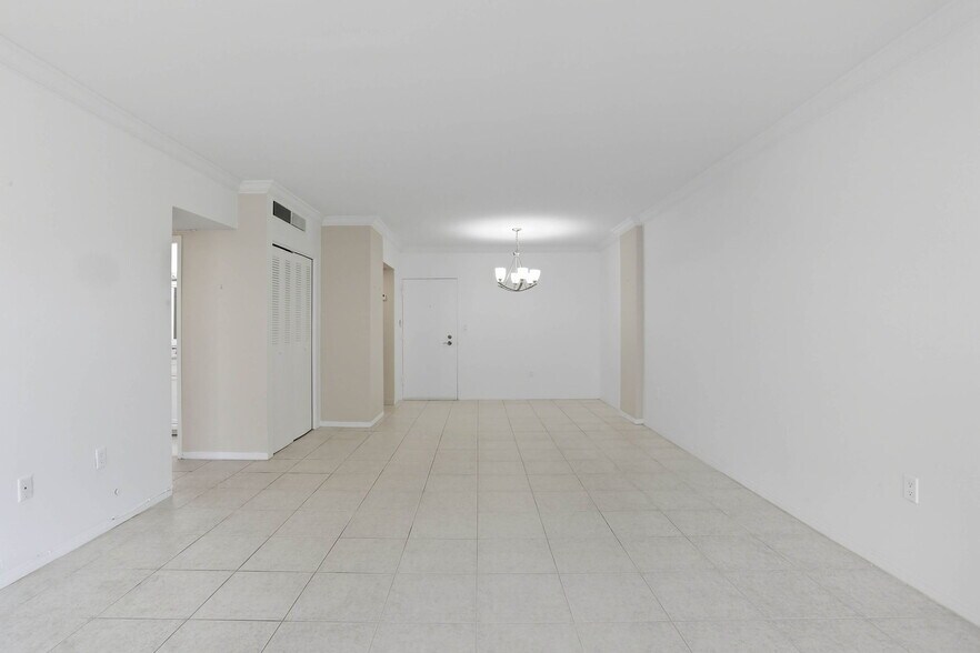 Living room - 800 West Ave