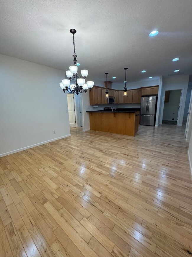 Building Photo - 3 Bedroom 2 Bath at Astoria