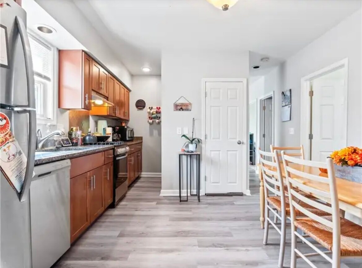 Building Photo - 406 N Broadway