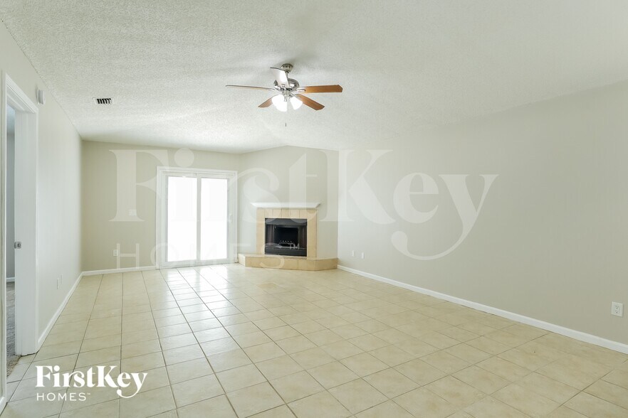 Building Photo - 3021 Caroline Crest Dr E