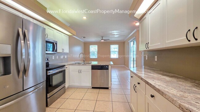 Building Photo - CUTE AND SPACIOUS 3 BEDROOM/ 2 BATH POOL HOME! NORTH PALMETTO! PET FRIENDLY!