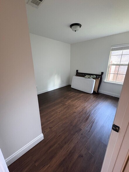 Building Photo - 986 Tudor Ln