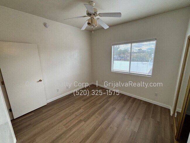 Building Photo - 1415 E Lester St