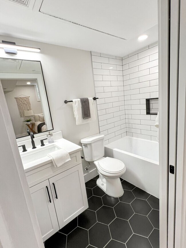 Building Photo - 1026 18th St NE