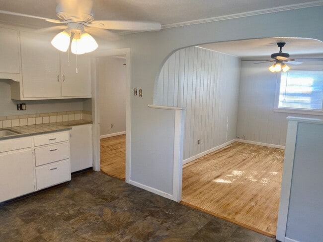 Building Photo - Amazing, Private 1/1 Located In Clearwater