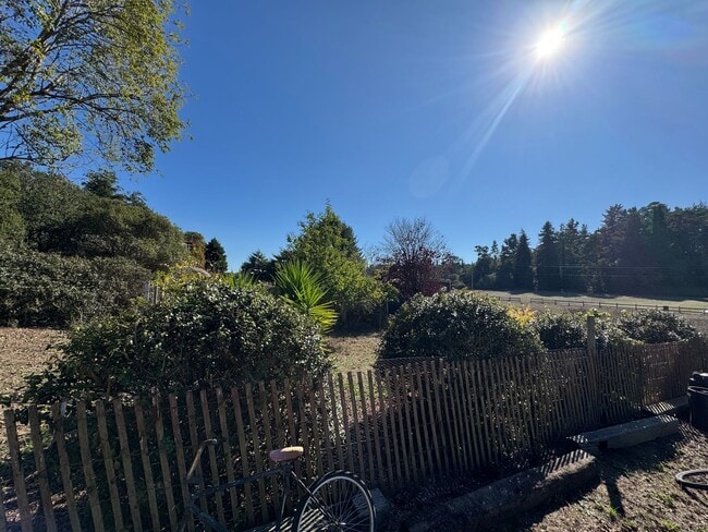 Building Photo - Country Living just minutes from Town