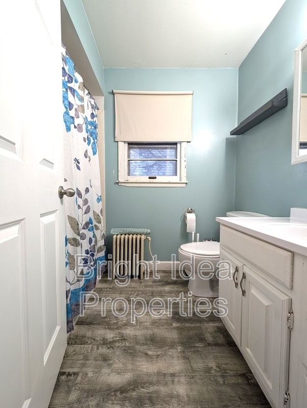 Building Photo - 869 Geranium Ave E