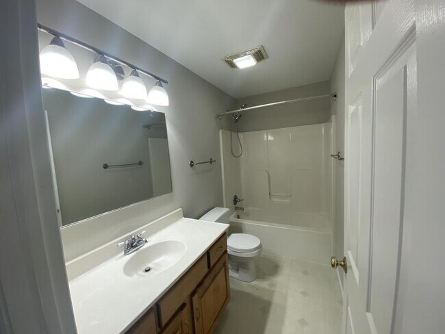 Building Photo - 517 E Linden St