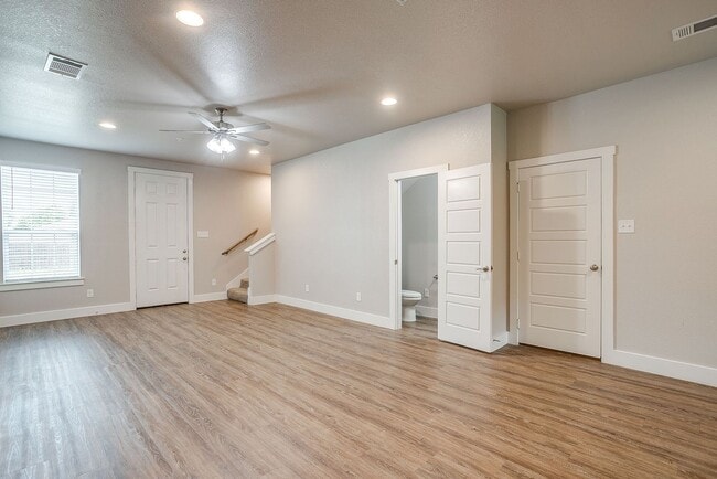 Primary Photo - *BACK TO SCHOOL MOVE IN SPECIAL*