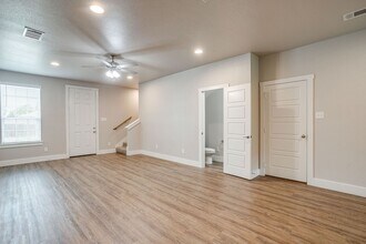 Building Photo - *BACK TO SCHOOL MOVE IN SPECIAL*