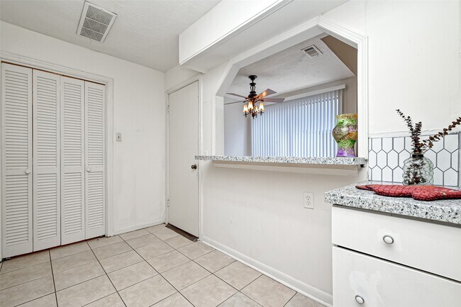 Building Photo - 10725 Boardwalk St