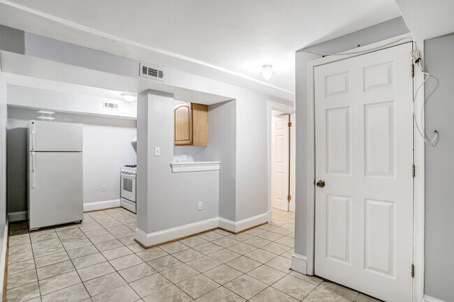 Building Photo - 2BR Basement Apartment | Brightwood