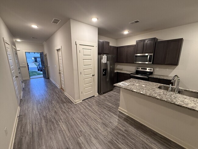 Building Photo - 680 The Heights Ln