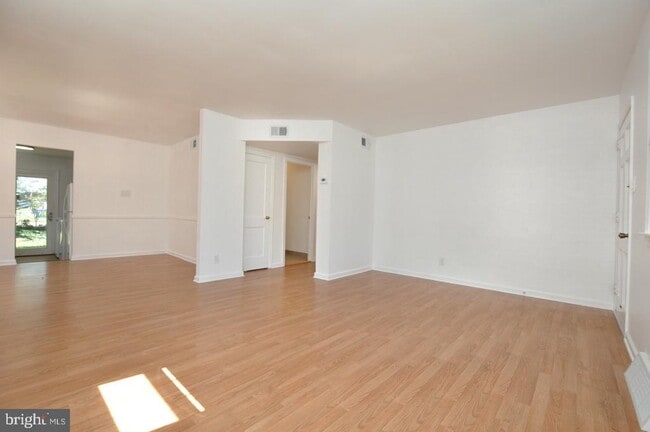 Building Photo - 432 N Coles Ave