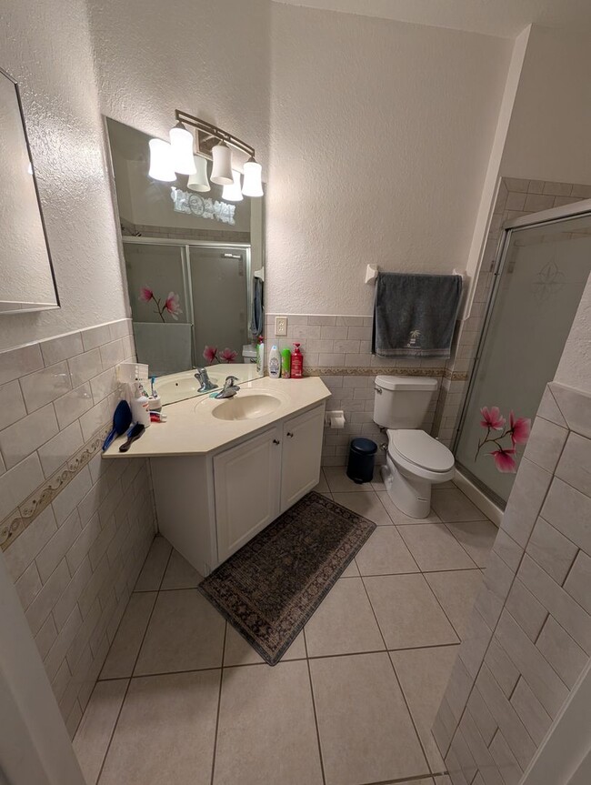 Building Photo - 3 Bedrooms 2 baths Immaculate condominium
