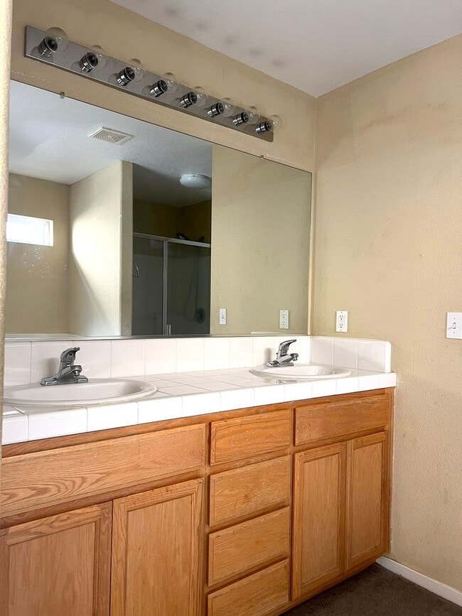 Building Photo - AVAILABLE NOW!!