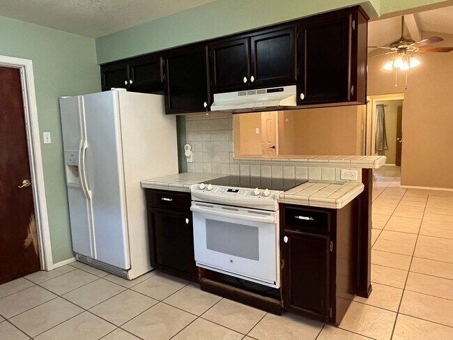 Building Photo - 2118 Meadowgrove Dr