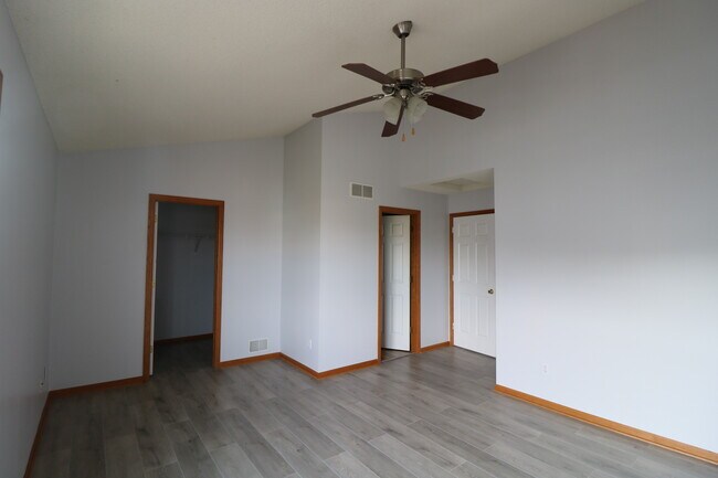 Building Photo - 7860 Old Carriage Ct