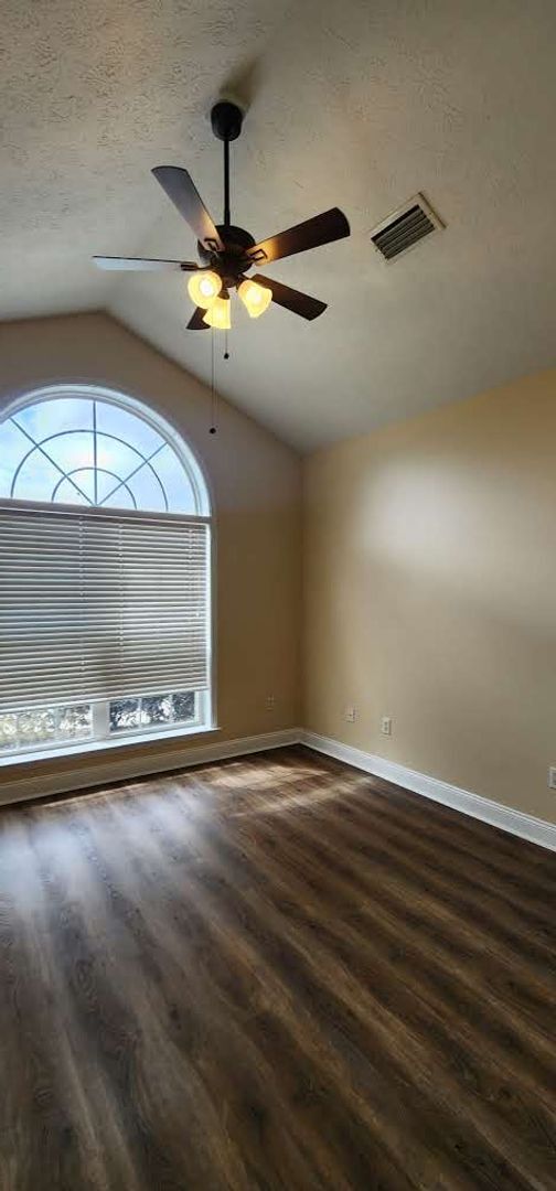 Building Photo - Great Home and Location-Available Now!