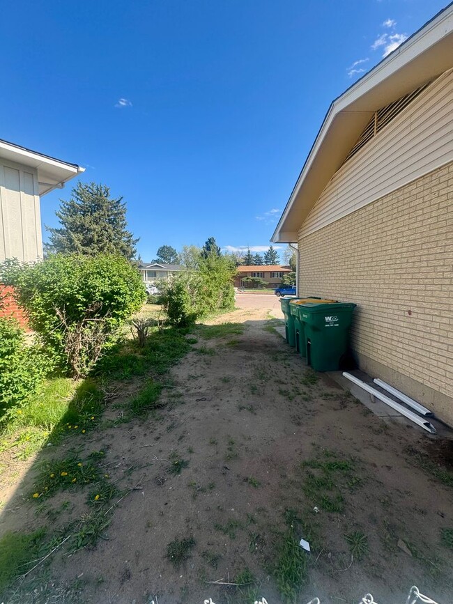 Building Photo - 4 Bedroom Split-Level in Widefield