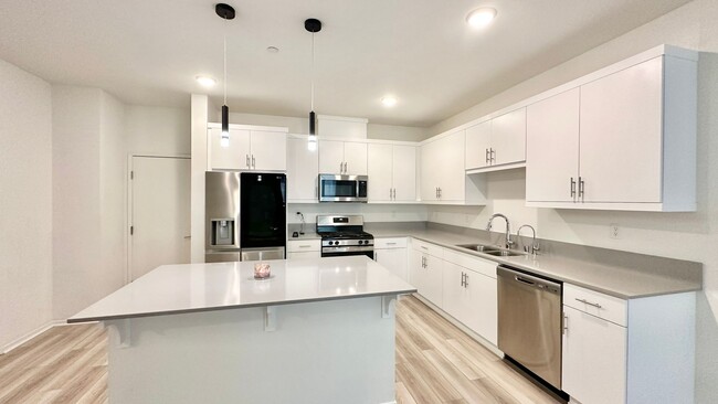 Building Photo - Beautiful, Newer Construction Home in Desi...