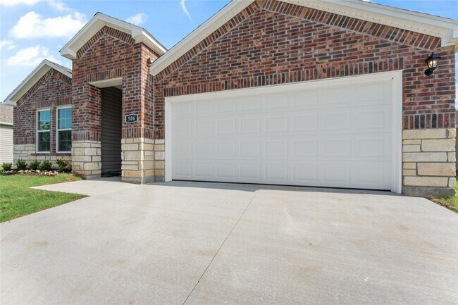Building Photo - 602 W Cattleman Ct