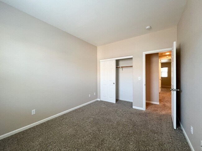 Building Photo - 3 Bd, 2.5 Ba Condo in Elk Grove