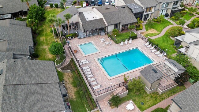 Building Photo - Lakefront lifestyle in this stunning 3-bed...