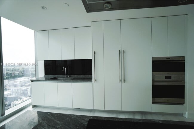 Building Photo - 700 NE 26th Terrace