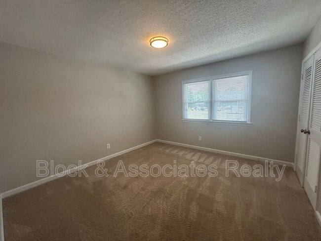 Building Photo - 504 S Cherry St