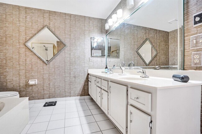 Building Photo - 270 Captains Walk