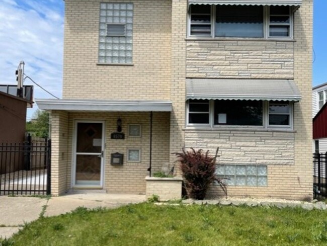 Building Photo - 4570 N Narragansett Ave