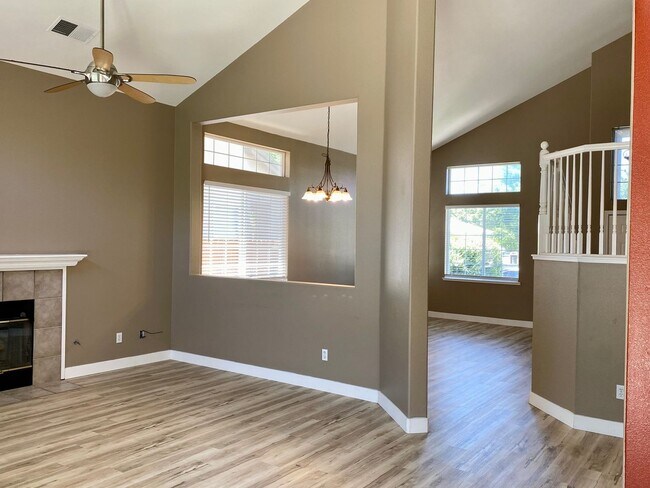 Building Photo - 4 bedroom close to freeway, parks and shopping