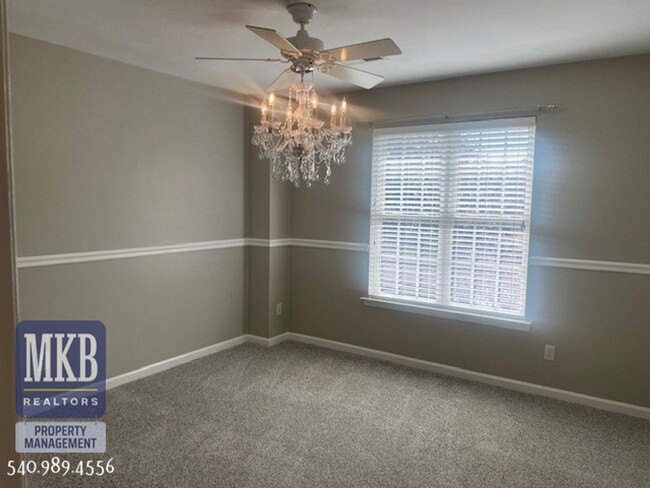 Building Photo - Luxurious 4 Bd/3.5Ba home located in The G...