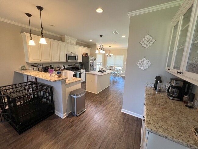 Building Photo - 3 Bedroom 2 Bath home located in Lakeside ...