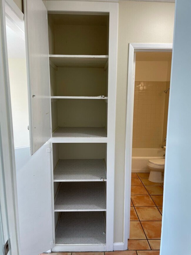 Building Photo - Bright 2 Bedroom Unit with Patio
