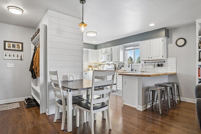 Building Photo - Low-Maintenance Upgraded 3-Bedroom Home Near Downtown Loveland