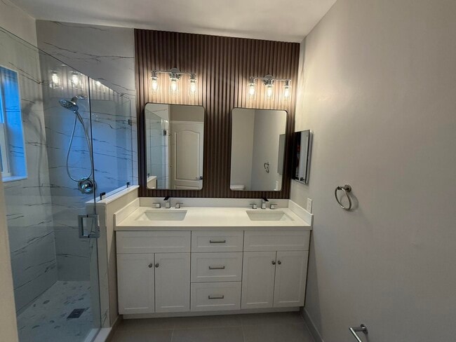 Building Photo - 8705 Vía Giula