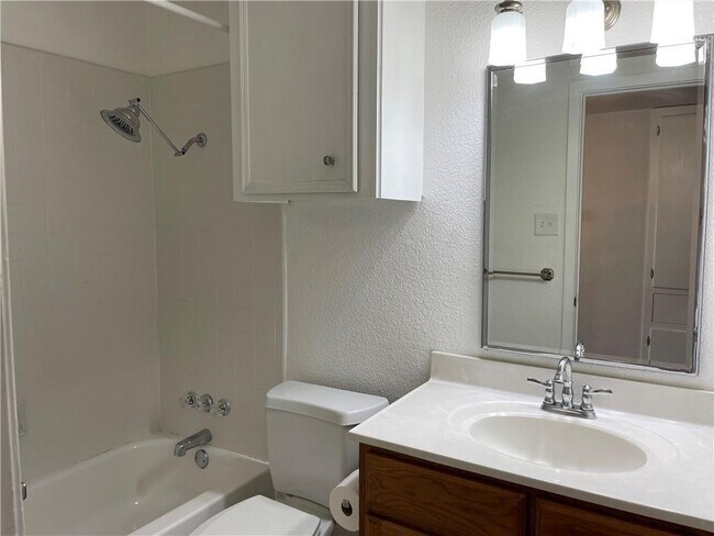 Building Photo - 6501 E Hill Dr
