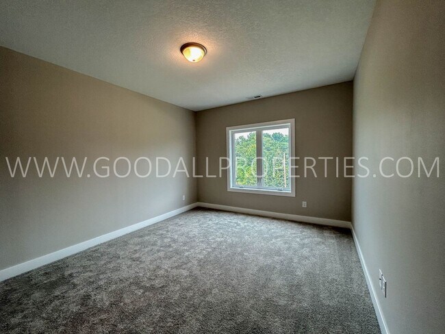 Building Photo - 4 Bedroom 2.5 Bath Townhome in Adel with attached 2-car garage.