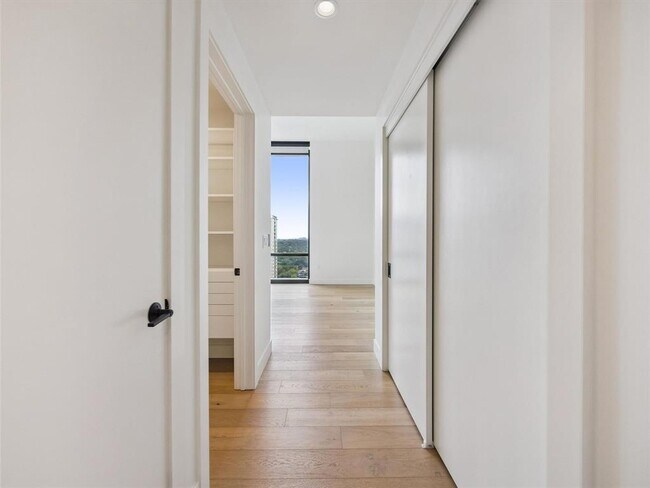 Building Photo - 70 Rainey St