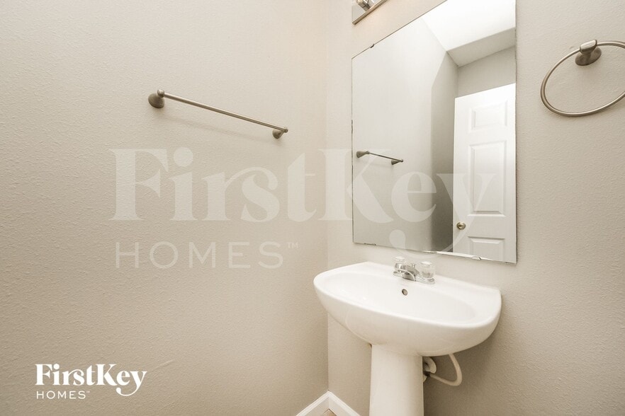 Building Photo - 796 Lakeview Pointe Dr