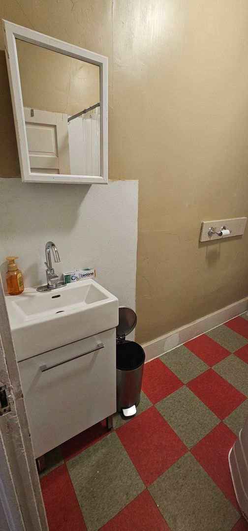 Building Photo - 882 Locust Dr