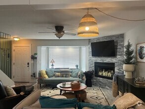 Building Photo - Updated Town house backed by National Forest