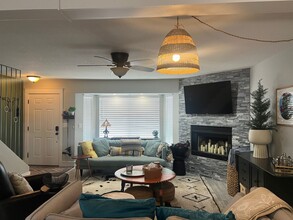 Building Photo - Updated Townhouse backed by National Forest