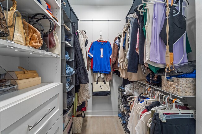 Building Photo - 607 S Glen Ave